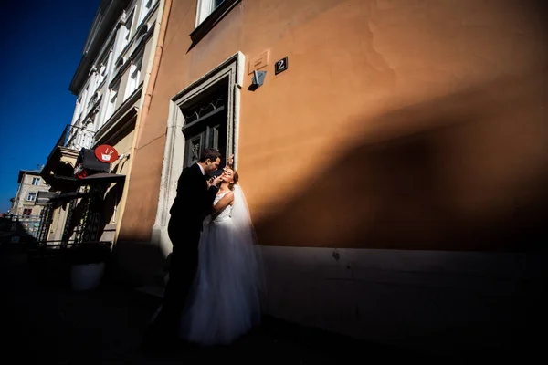 Duvara yakın kucaklayan aşık Çift — Stok fotoğraf