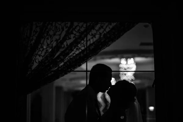 The brides stands near window — Stock Photo, Image