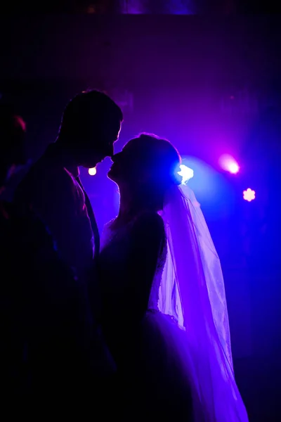 Невесты танцуют на танцполе — стоковое фото