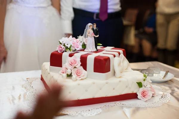 El pastel de boda está sobre la mesa — Foto de Stock