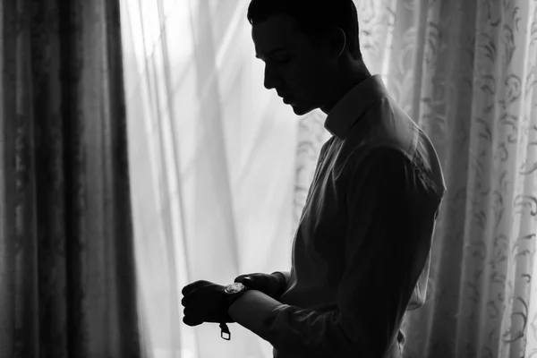 The fiance wears a watch — Stock Photo, Image