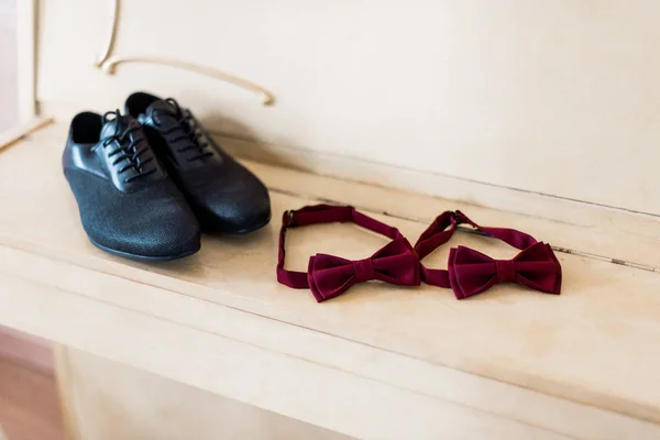 Pantofi negri eleganți întinși pe masă — Fotografie, imagine de stoc