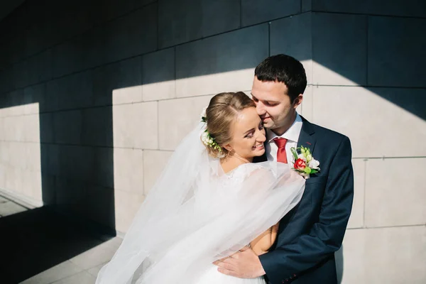 O casal apaixonado abraçando na varanda — Fotografia de Stock