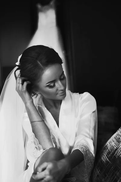 The charming bride sits on the sofa — Stock Photo, Image