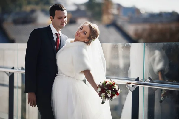 O casal apaixonado fica na varanda — Fotografia de Stock