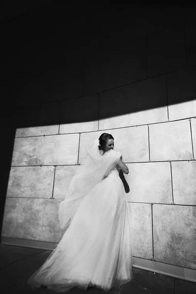 Чарівна наречена стоїть біля стіни — стокове фото