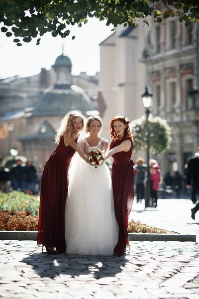 伴娘与新娘站在镇的中心 — 图库照片