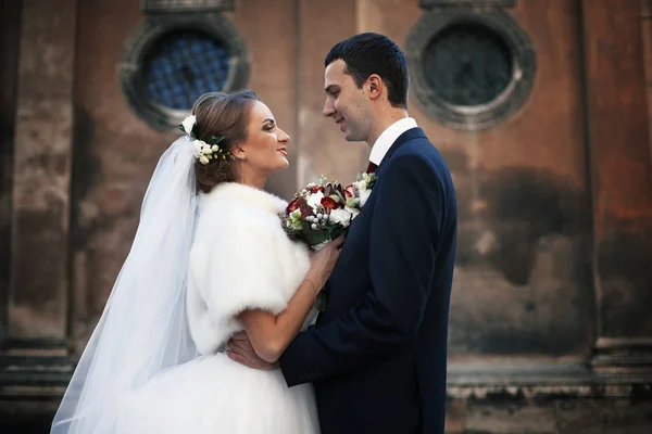 O casal encantador no amor abraçando perto do edifício — Fotografia de Stock