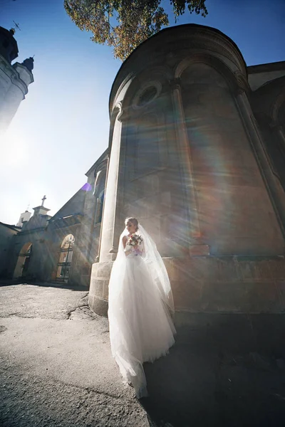 Okouzlující nevěsta stojí poblíž budovy — Stock fotografie