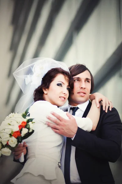 A look from below on the wedding couple looking fatal — Stock Photo, Image