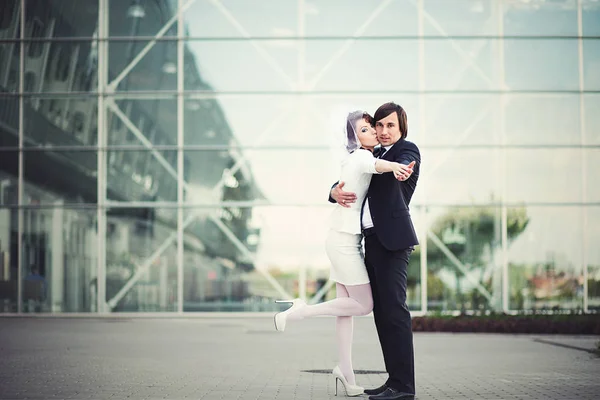 Couple de mariage se tient dans la pose pour un tango devant un verre bui — Photo