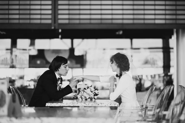 Imagen en blanco y negro de un novio mirando la mano de la novia con — Foto de Stock