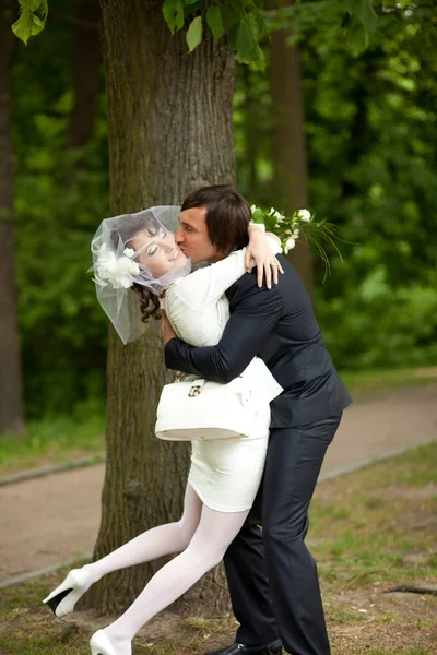 Brudgummen virvlar en brud i kort klänning — Stockfoto