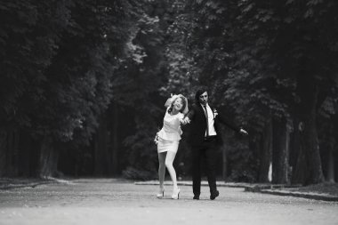 Siyah beyaz resim bir damat ve gelin kısa elbise walki