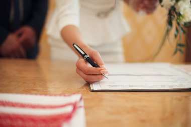 O düğün kağıt işaretleri iken hassas gelinin el bir closeup