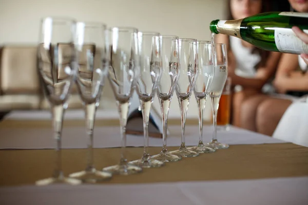 Flautas de champán vacías en un rayo en la mesa de la cena — Foto de Stock