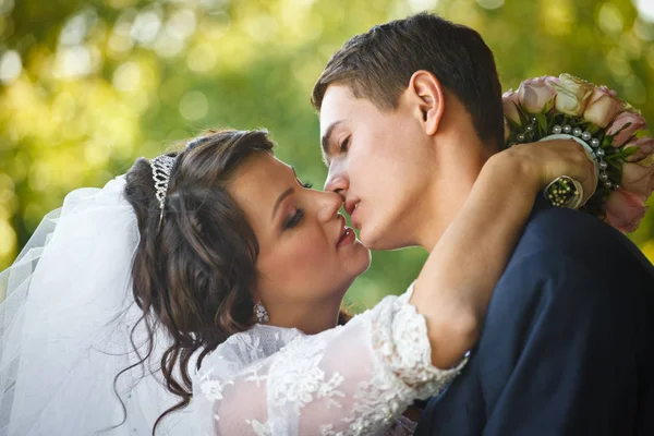 Einen Moment vor einem leidenschaftlichen Kuss zwischen einem hübschen Hochzeitspaar — Stockfoto