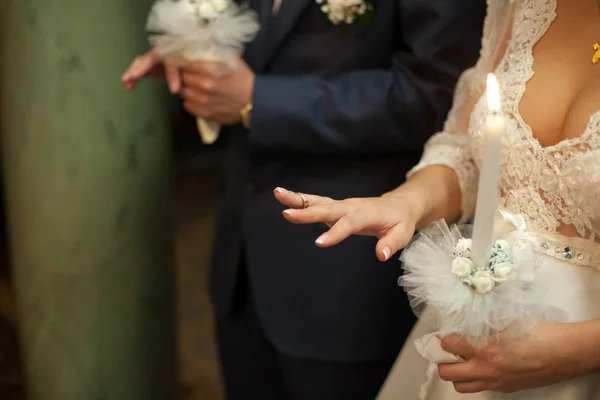Noiva e noivo segurar anéis de casamento em seus dedos durante o c — Fotografia de Stock