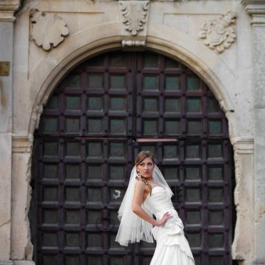 Eski siyah kapıları önünde kışkırtıcı gelin pozlar 