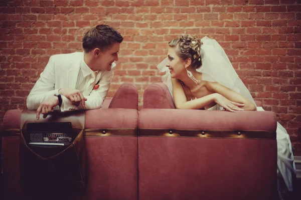 Menyasszony és a vőlegény mosoly ül a különböző cou egymással — Stock Fotó