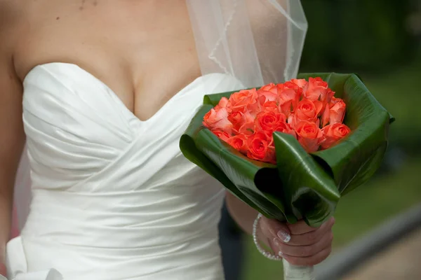 Наречена тримає червоний весільний букет позаду грудях спокусливі — стокове фото