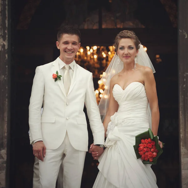 令人惊叹的新婚夫妇站在入口处向黑暗凯瑟 — 图库照片