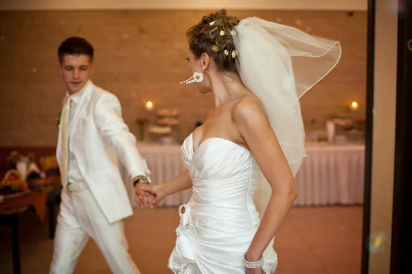 Bride turns over her shoulder walking with a groom — Stock Photo, Image