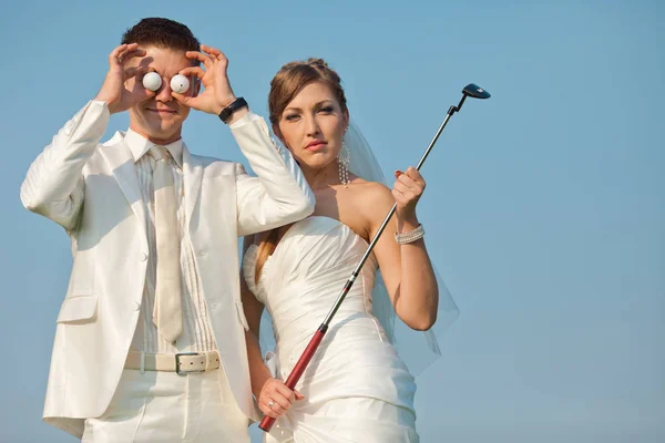 Bride and groom pose with golf stuff in a sunny day — Stock Photo, Image