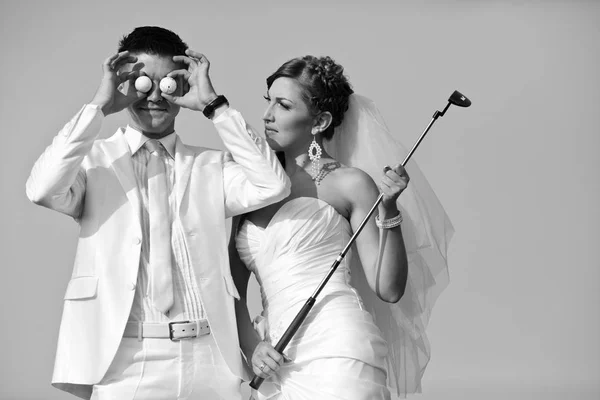 Black and white picture of newlyweds posing with golf stuff — Stock Photo, Image