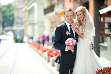 Mutlu gelin damadın omuz ayakta saksı arasında üzerinde eğilir