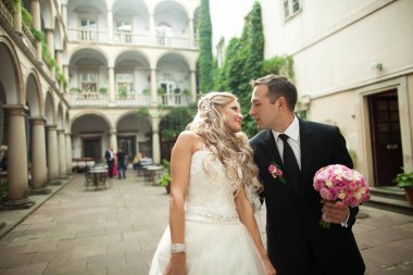 Bir an önce o duran güzel yeni evliler arasında bir öpücük