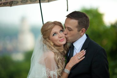 Büyük mavi gözlü sarışın gelin damat onu öper süre baktı 