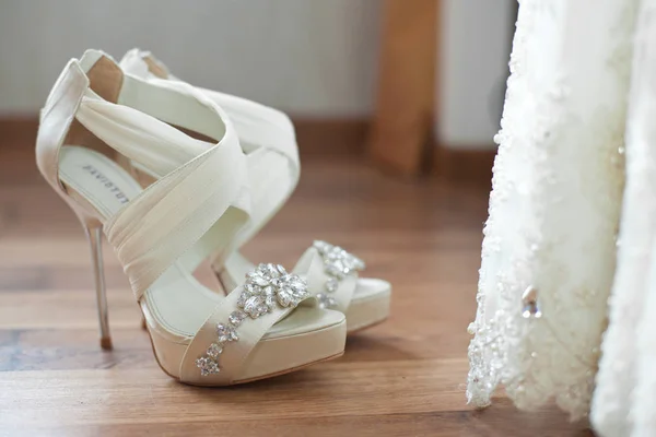 Biały open toe buty ślubne ozdobione kryształami — Zdjęcie stockowe