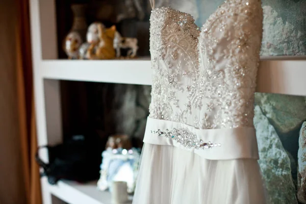 Vestido de noiva bordado com cristais e pérolas paira sobre o — Fotografia de Stock