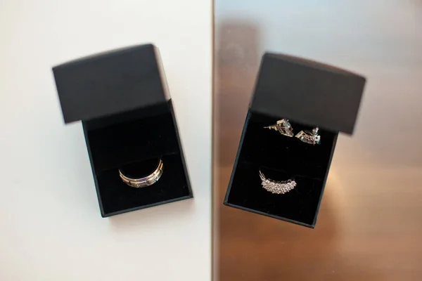 Una mirada desde arriba en los anillos de boda que yacen en cajas negras en t — Foto de Stock