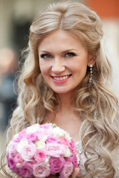 Portret ładny blond Panna Młoda trzyma b Bukiet ślubny różowy — Zdjęcie stockowe