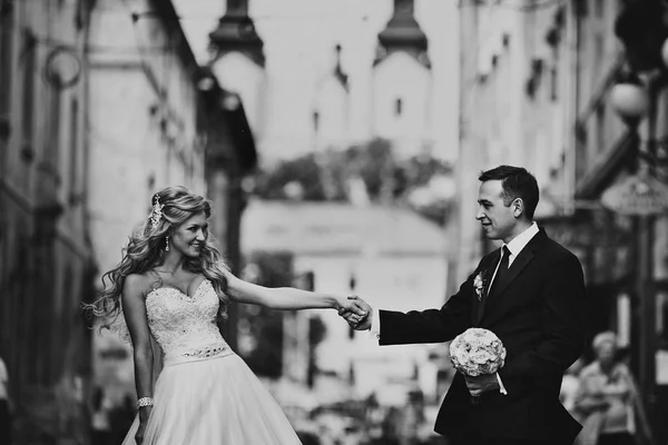 Foto en blanco y negro de un novio admirando a la novia en el viejo str — Foto de Stock