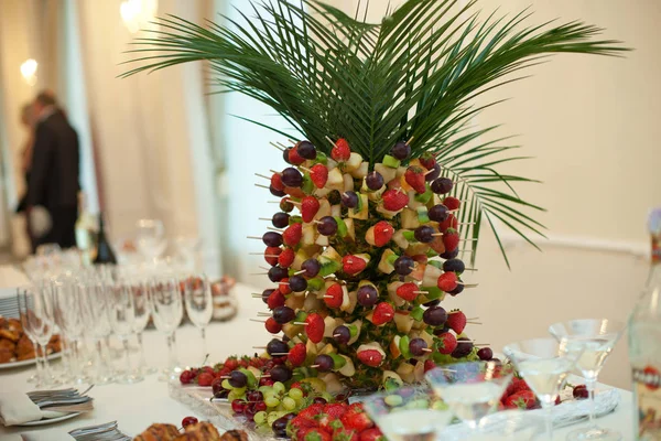 Büyük ananas sopa üzerinde egzotik meyve ile dekore edilmiş duruyor — Stok fotoğraf