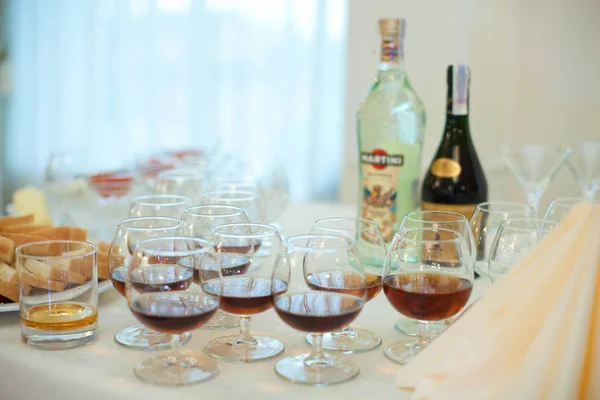 Whisky glasses stand on the buffet with alcohol — Stock Photo, Image