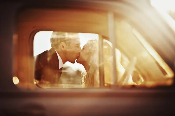 古い車の後ろにキス新婚夫婦の温かみのある画像 — ストック写真