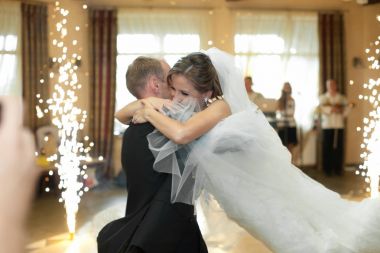 Fireworks ile çevrili dancefloor üzerinde bir gelin damat fırtınası