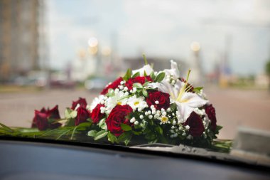 Buket kırmızı gül ve beyaz callas üzerinde siyah bir Kaputa koy