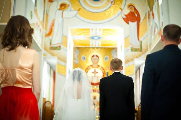 Взгляд со спины на свадебную пару, стоящую в яркой чаре — стоковое фото