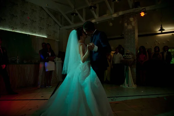 Luz verde ilumina pareja de boda bailando en el restaurante —  Fotos de Stock