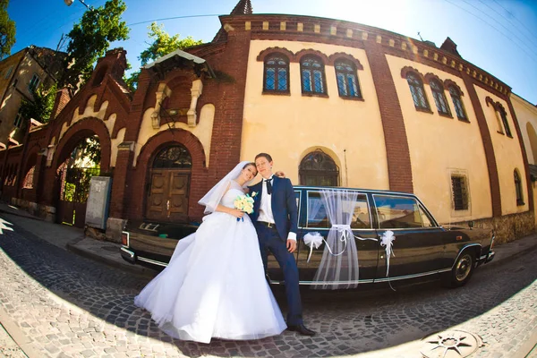 Imagem arredondada de recém-casados em pé na frente de um li preto — Fotografia de Stock