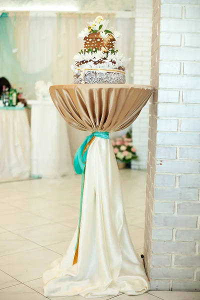 Свадебный хлеб украшен белыми цветами стоит на высоком Ро — стоковое фото