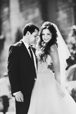 Damat ince beline tutar süre kıvırcık gelin gülümsüyor