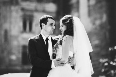 Eski şehirde poz onun kollarında narin gelin damat tutar