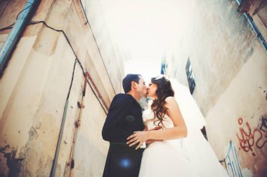 Sokakta öpüşme yeni evliler aşağıdan bir bakış