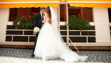 Gelin ve damat onu birbirlerine beyaz Viyadükler duran